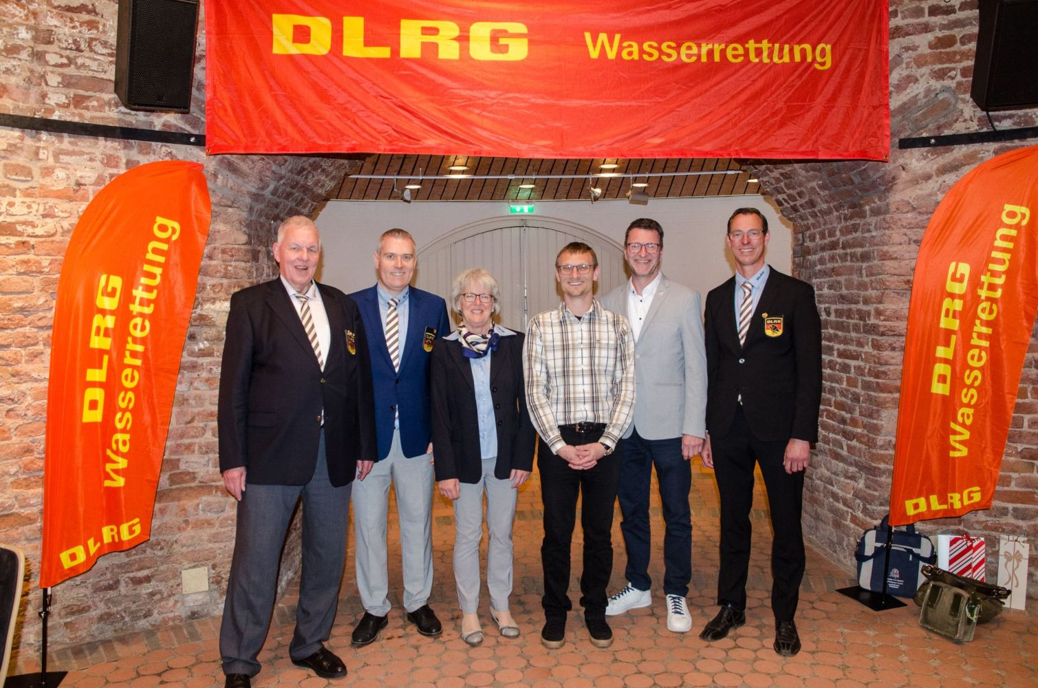 Aufstellung der geehrten unter einem Banner der DLRG